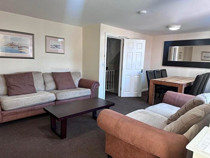 6 Bedroom Flat To Rent In Lavender Gardens, West Jesmond, Newcastle Upon Tyne, NE2