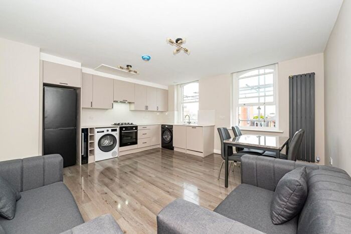 3 Bedroom Flat To Rent In Uxbridge Road Shepherds Bush, W12