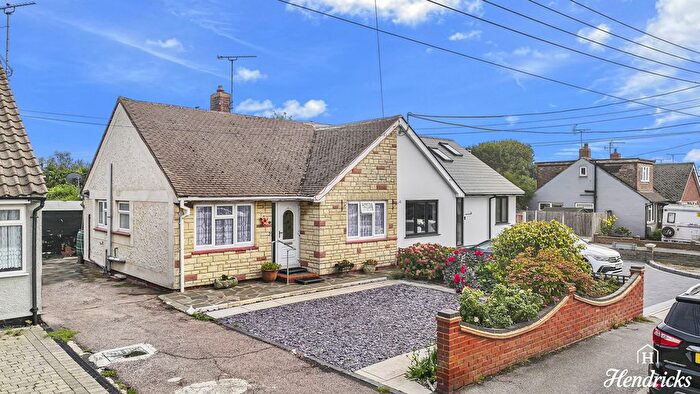 2 Bedroom Semi-Detached Bungalow For Sale In Common Approach, Benfleet, SS7