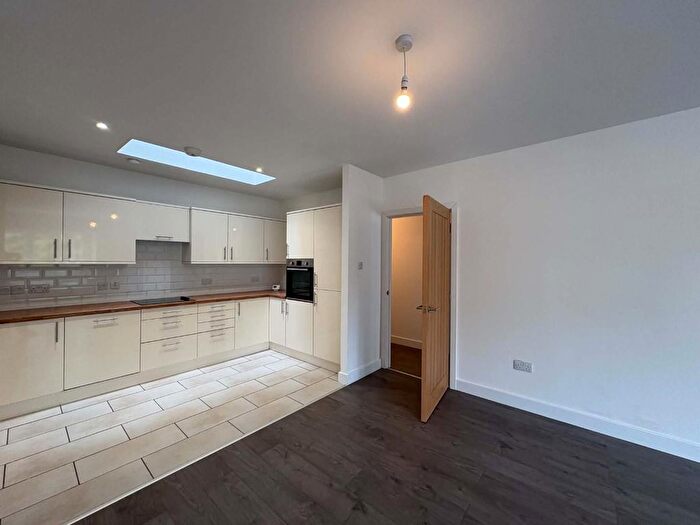 3 Bedroom Flat To Rent In Woodside Court, Netley Abbey, Southampton, SO31