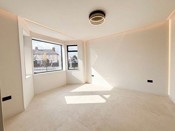 4 Bedroom Property To Rent In Brookhill Road, Barnet, EN4