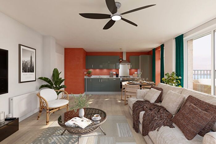 2 Bedroom Flat For Sale In Henley Approach, Gravesend, DA11