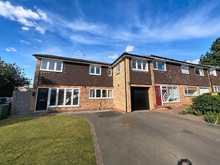4 Bedroom End Of Terrace House For Sale In Gaveston Close, Warwick, CV34