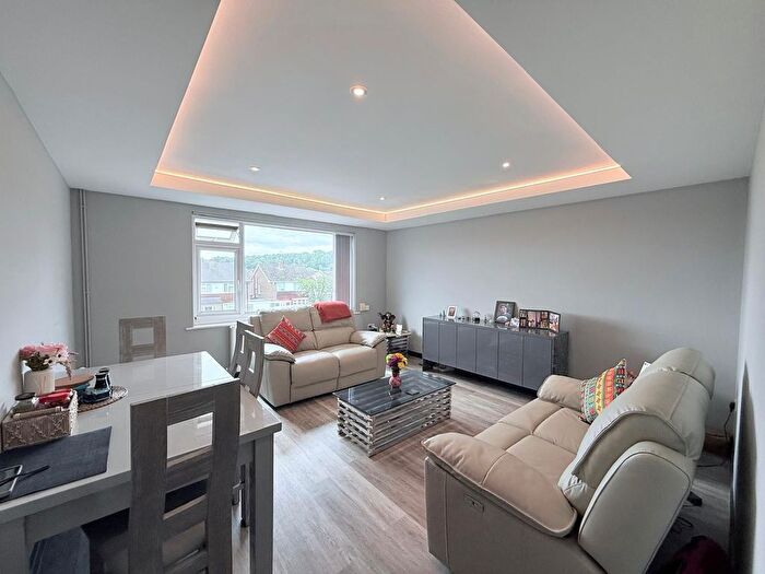 2 Bedroom Flat To Rent In B Bramcote Lane, Nottingham, NG8