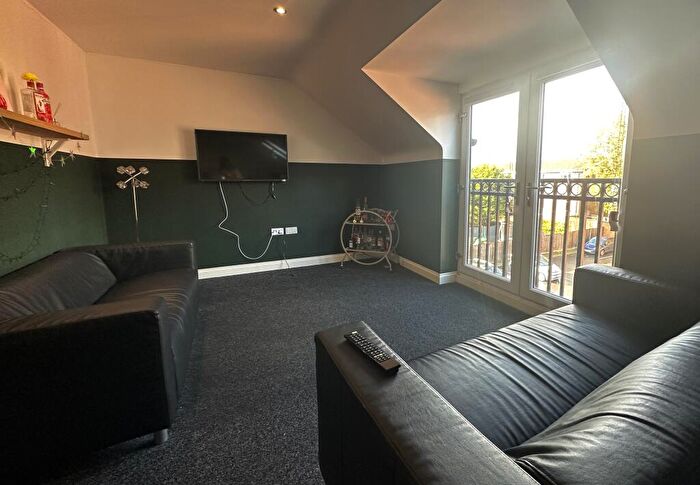 5 Bedroom Terraced House To Rent In Lord Tennyson // Bed & Bath // Ensuites // August, LN1