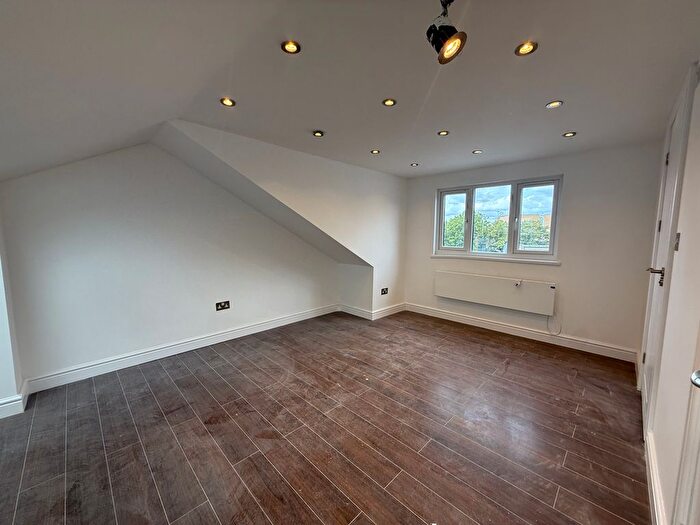 2 Bedroom Flat To Rent In King Street, Southall, UB2