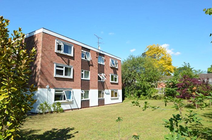 1 Bedroom Flat To Rent In Elgin Road, Weybridge, KT13