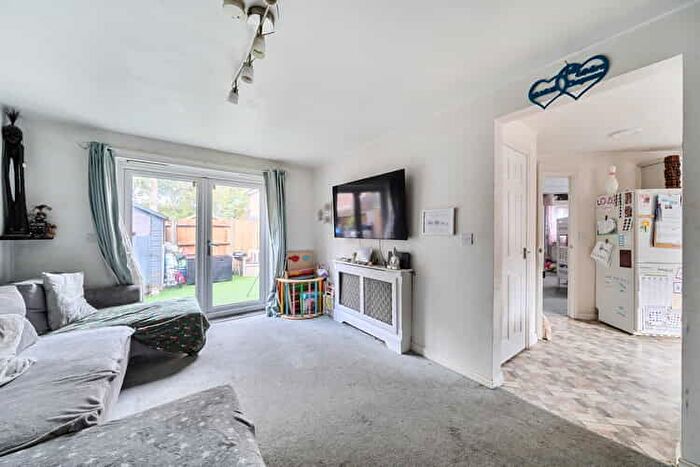 2 Bedroom Maisonette For Sale In Pexalls Close, Hook, Hampshire, RG27