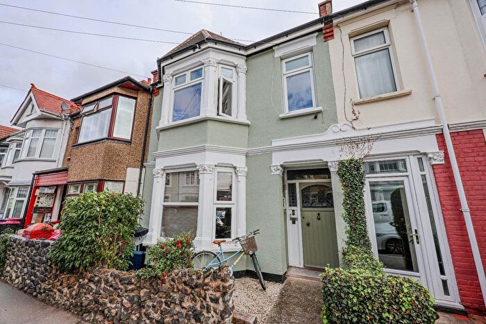 2 Bedroom Flat For Sale In Tintern Avenue, Westcliff-On-Sea, SS0