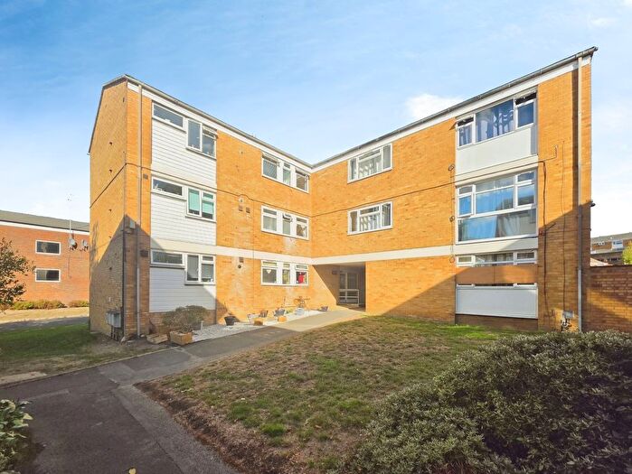 2 Bedroom Flat For Sale In Deepdale, Bracknell, Berkshire, RG12