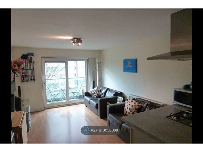 2 Bedroom Flat To Rent In Commercial Road, London, E14