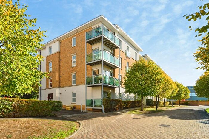 2 Bedroom Flat For Sale In Highbury Drive, Leatherhead, Surrey, KT22