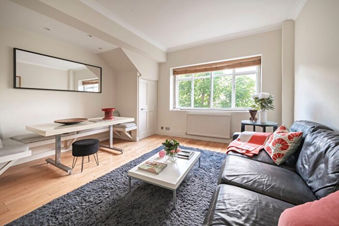 2 Bedroom Flat For Sale In Chelsea Embankment, London, SW3