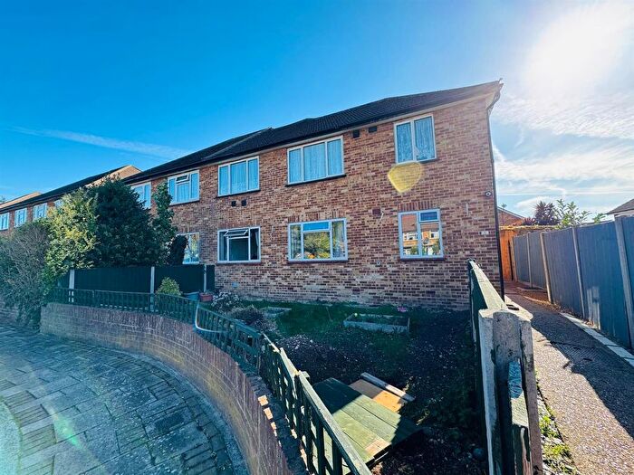 2 Bedroom Flat For Sale In Sutton Lane, Hounslow, TW3