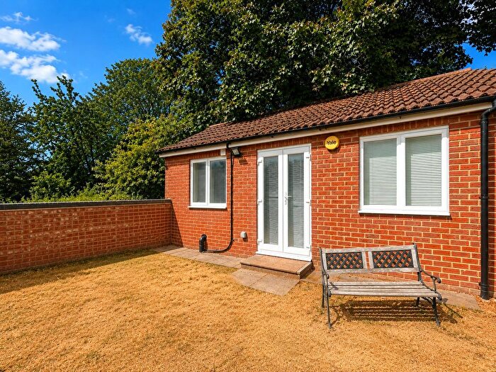 1 Bedroom Flat To Rent In Sutton Square, Heston, Greater London, TW5