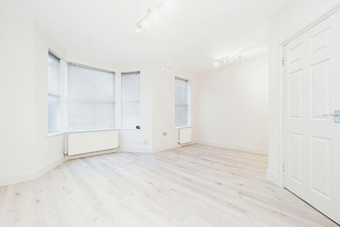 Studio To Rent In High Road, IG3