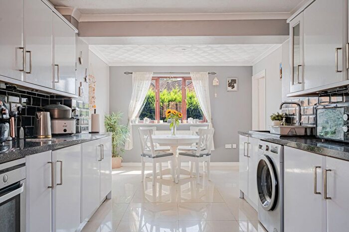 4 Bedroom Detached House For Sale In Boundary Close, Swindon, SN2