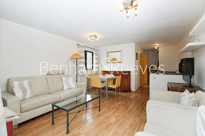 2 Bedroom Apartment To Rent In Waveney Close, London, E1W