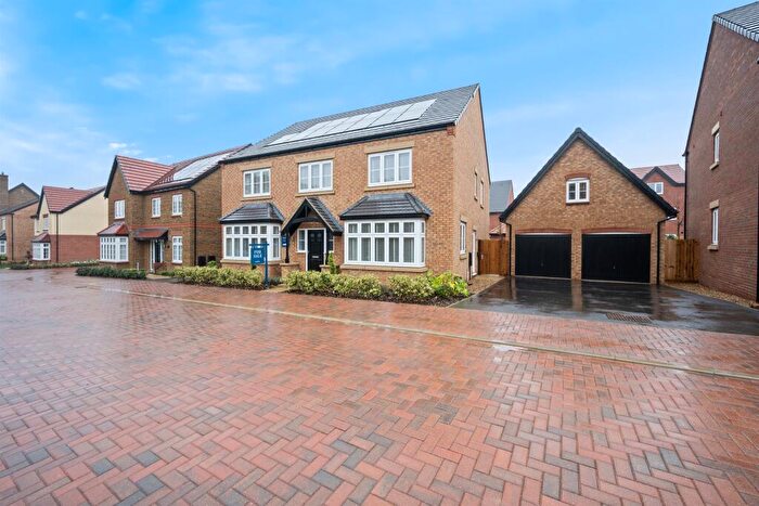 6 Bedroom Detached House For Sale In Watermill Way, Collingtree, Northampton, NN4