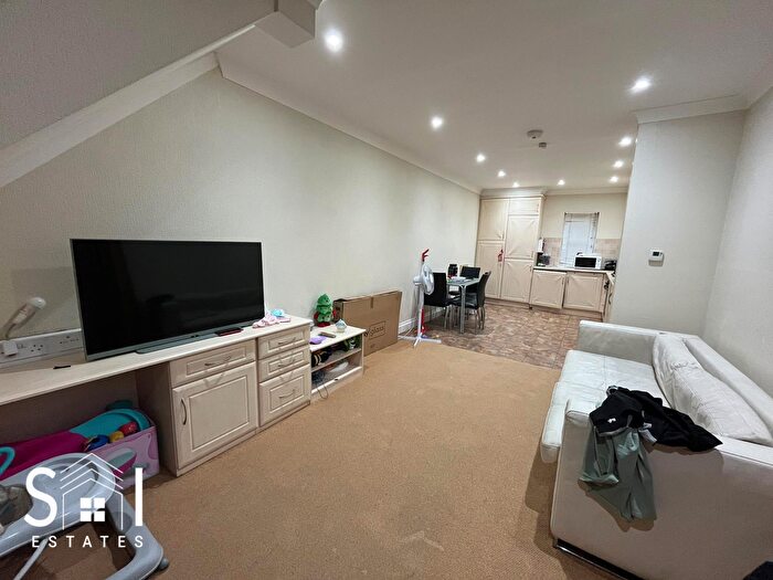 2 Bedroom Flat To Rent In Richmond Crescent, Staines-Upon-Thames, TW18