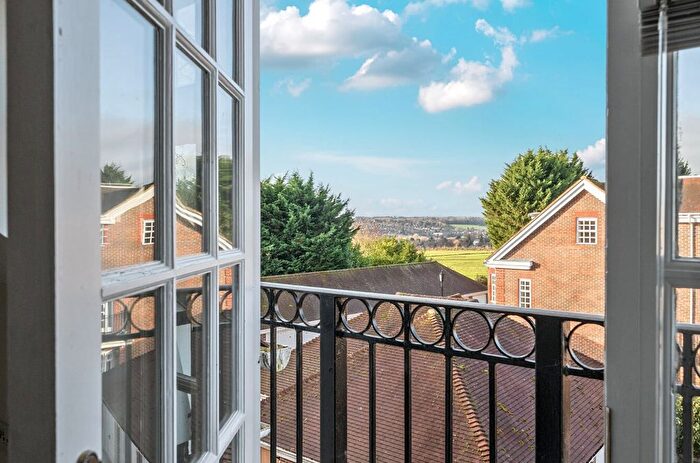 2 Bedroom Flat To Rent In Ravens Court, Castle Village, Berkhamsted, HP4