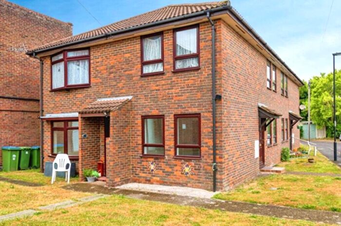 2 Bedroom Flat To Rent In Priory Close, Southampton, Hampshire, SO17