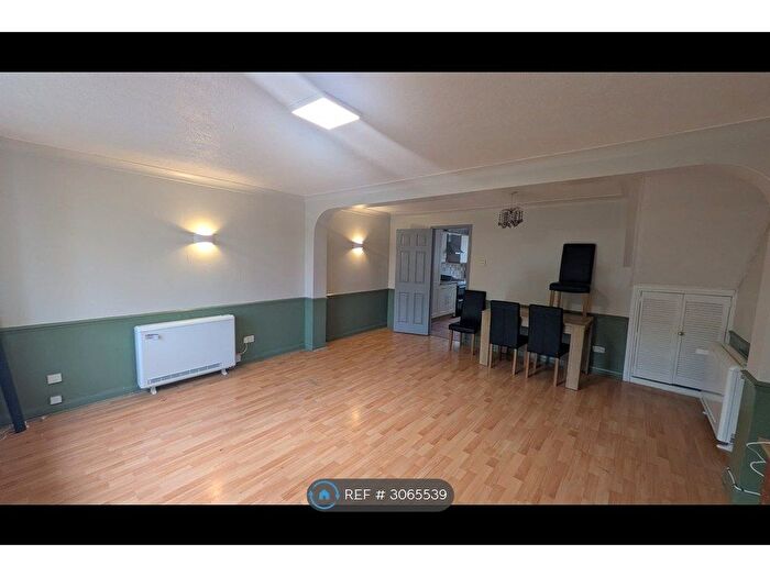 3 Bedroom End Of Terrace House To Rent In Griffin Close, Maidenhead, SL6