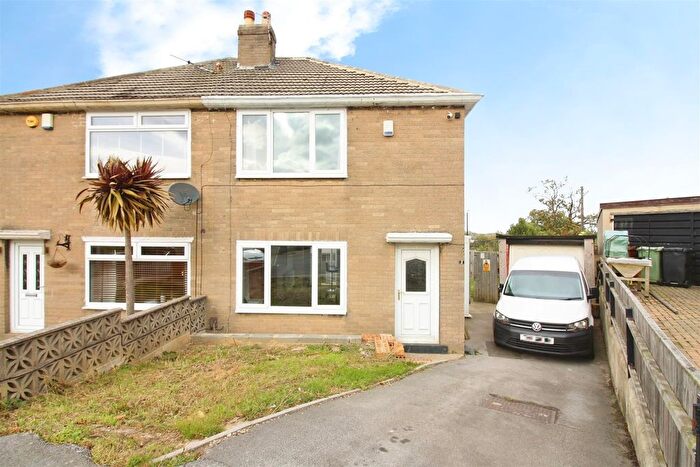 2 Bedroom Semi-Detached House For Sale In Kingswear Glen, Crossgates, Leeds, LS15