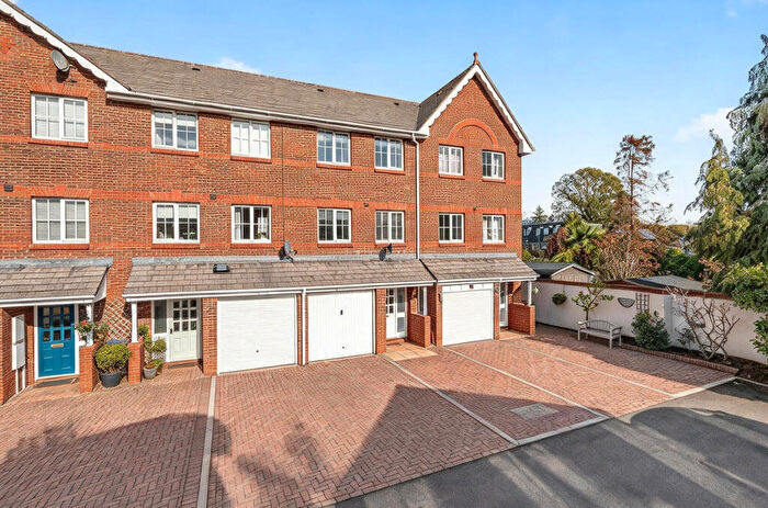 3 Bedroom House For Sale In Gleeson Mews, Addlestone, KT15