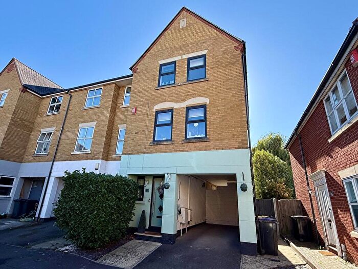 3 Bedroom End Of Terrace House For Sale In Pollards Close, Rochford, SS4
