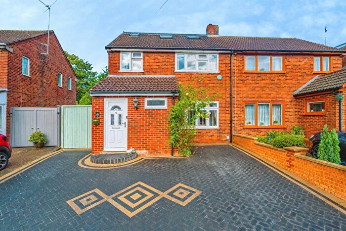 4 Bedroom Semi-Detached House For Sale In Dunsby Road, Luton, LU3