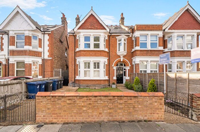 3 Bedroom Flat For Sale In Twyford Avenue, West Acton, W3