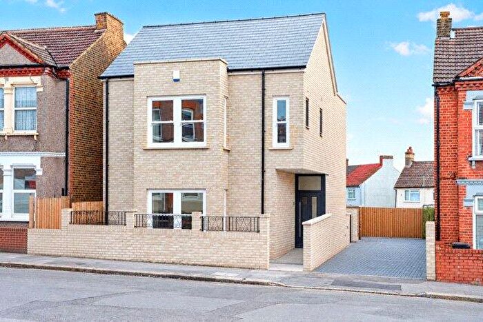3 Bedroom Detached House For Sale In Hythe Road, Thornton Heath, CR7
