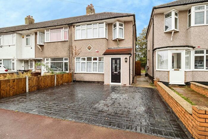 3 Bedroom End Of Terrace House For Sale In Auriel Avenue, Dagenham, RM10