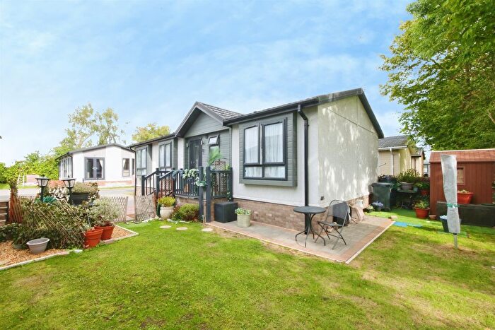 2 Bedroom Mobile/park Home For Sale In Elvington Lane, Elvington, York, YO41