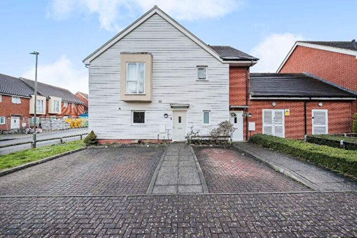 1 Bedroom Flat For Sale In Strawberry Fields, Addlestone, Surrey, KT15