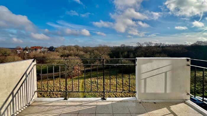 2 Bedroom Flat For Sale In Crescent Road, Chingford, E4