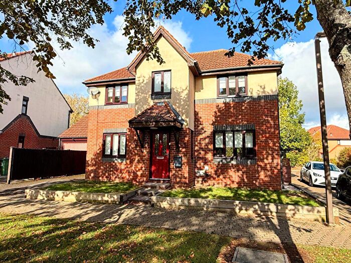 4 Bedroom Link Detached House For Sale In Dulverton Drive, Furzton, Milton Keynes, MK4