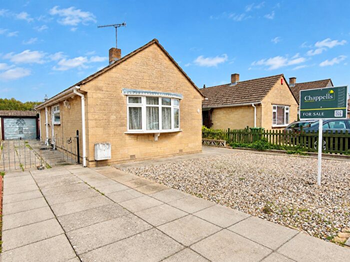 3 Bedroom Semi-Detached Bungalow For Sale In Severn Avenue, Greenmeadow, Swindon, SN25