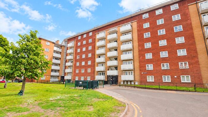 3 Bedroom Flat To Rent In Alma House, Edmonton, N9