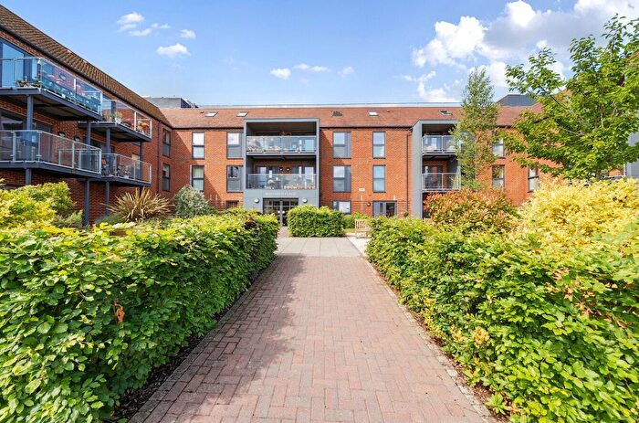 2 Bedroom Flat For Sale In Wayfarer Place, The Dean, Alresford, SO24