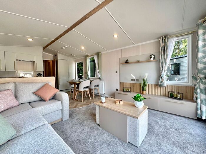 2 Bedroom Mobile/park Home For Sale In Coghurst Hall Holiday Park, Ivyhouse Lane Hastings, TN35