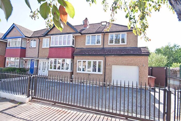 6 Bedroom Semi-Detached House To Rent In Sylvia Avenue, Hatch, HA5
