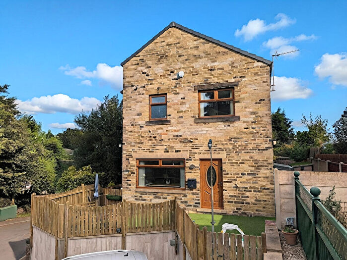 3 Bedroom Semi-Detached House For Sale In Hullen Edge Lane, Elland, HX5