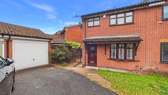 3 Bedroom Semi-Detached House For Sale In Chatsworth Road, Halesowen, B62