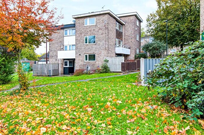 3 Bedroom Maisonette For Sale In Bowden Wood Crescent, Sheffield, S9