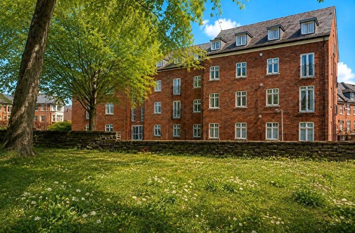 2 Bedroom Flat For Sale In Eastgate, Macclesfield, Cheshire, SK10