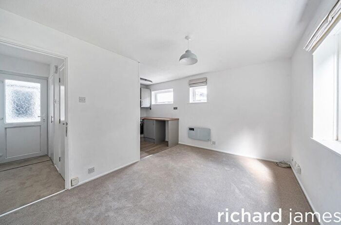 1 Bedroom Flat For Sale In Grosvenor Road, Kingshill, Swindon, SN1