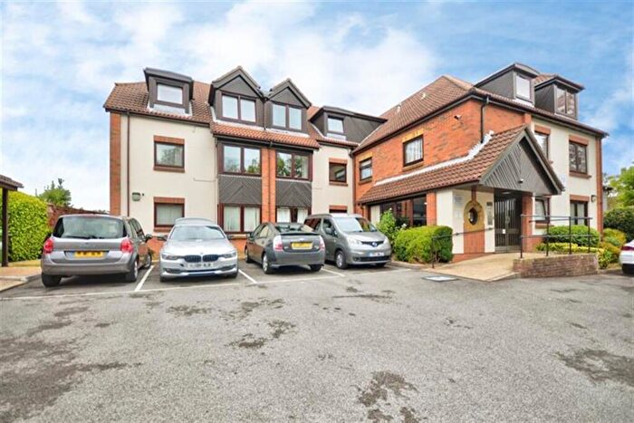 2 Bedroom Flat To Rent In Justine Court, Bitterne Road East, SO18