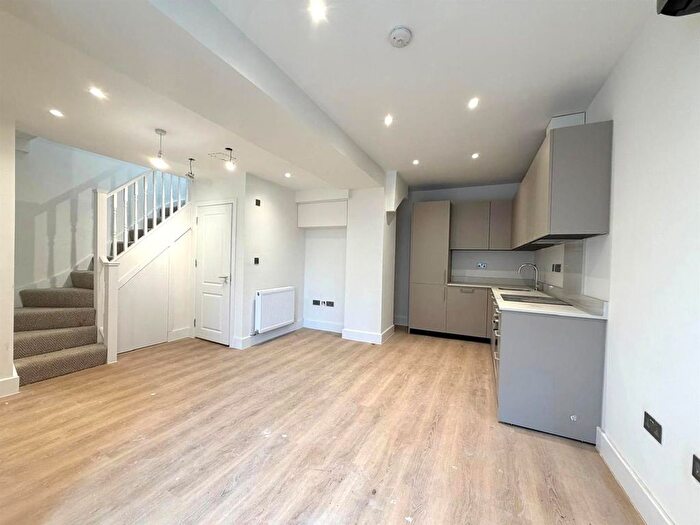 2 Bedroom Flat To Rent In The Avenue, West Ealing, W13